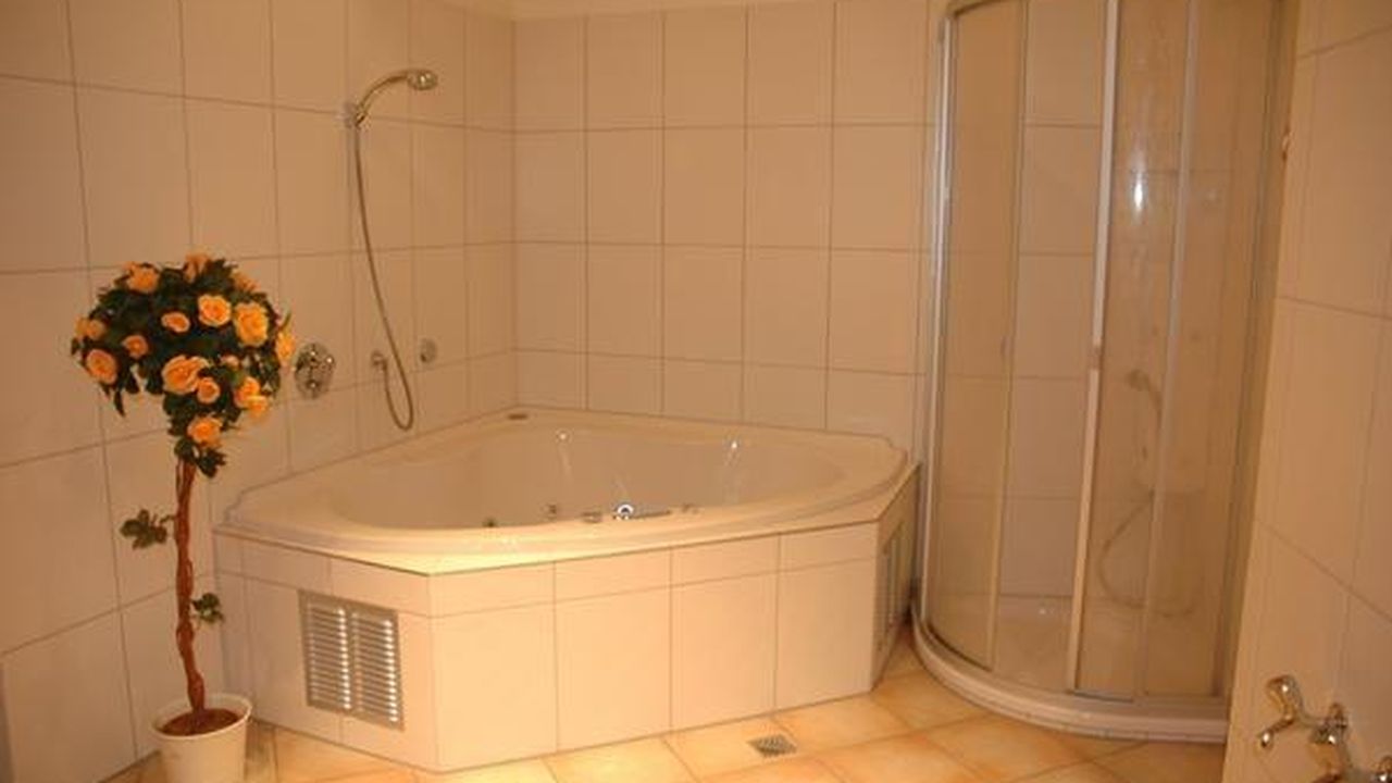 Whirlpool und Massagedusche Whirlpool und Massagedusche